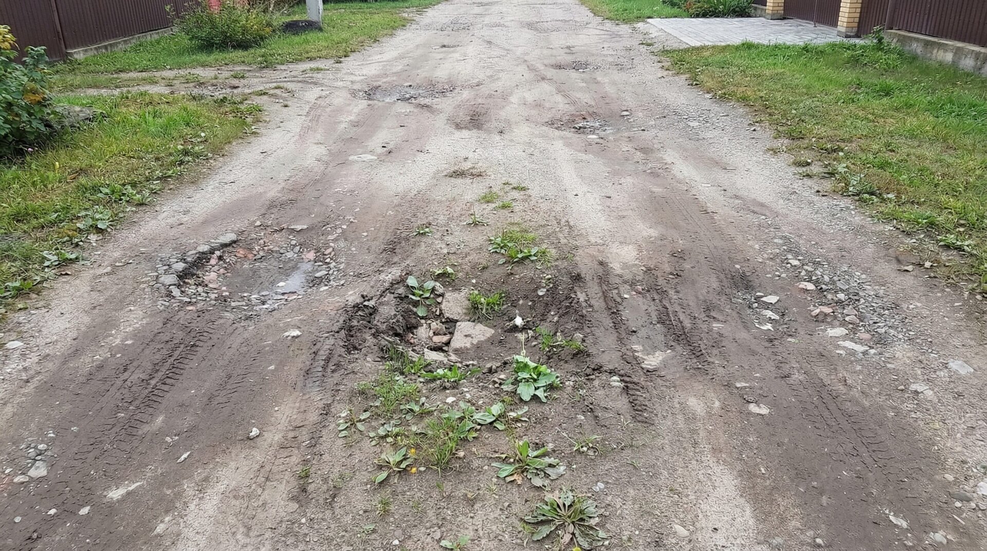 before and after installation shots showing proper gravel application in driveway and garden settings